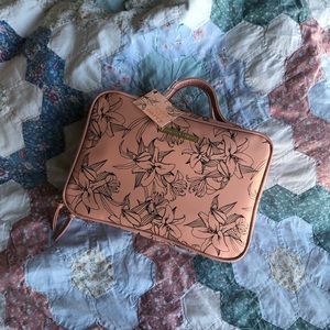 Tender Love & Carry Hanging toiletry bag